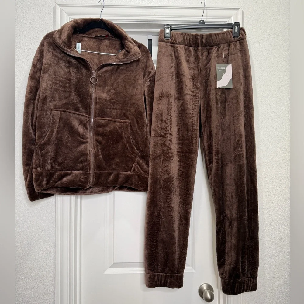 Love Poem velvety soft velour jogger set in chocolate rich brown Sz‎ Med